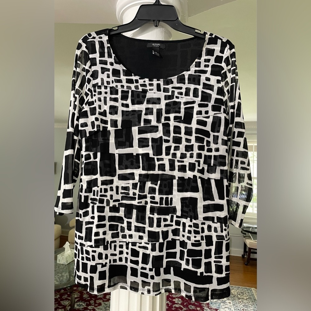 Allani women’s Black and White Geometric Pattern Top layered at front 3/4 sleeve